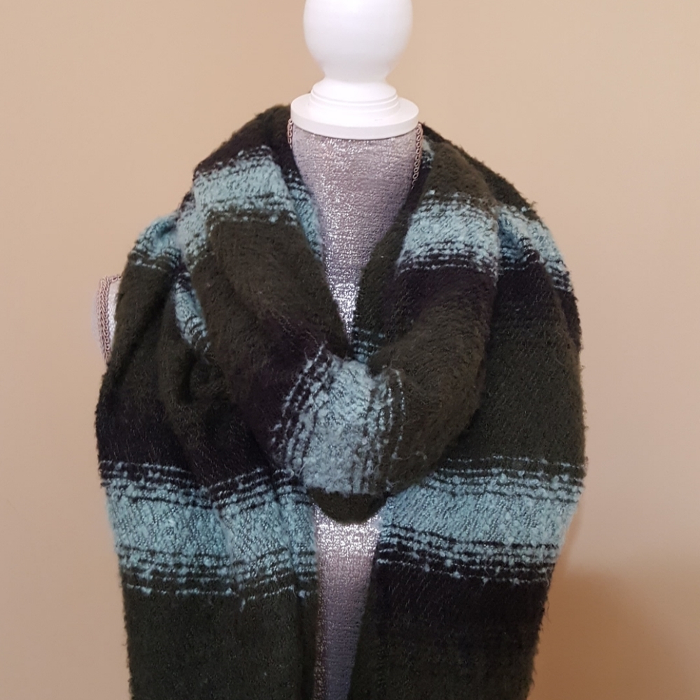 🔮NWOT Scarf Wrap with fringes